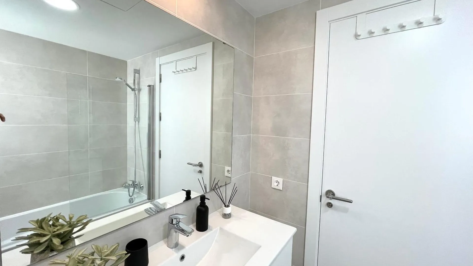 Majestic Apartment By The Beach, Fuengirola